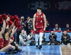 关于全情投入比赛，球员们拼尽全力争夺胜利的信息