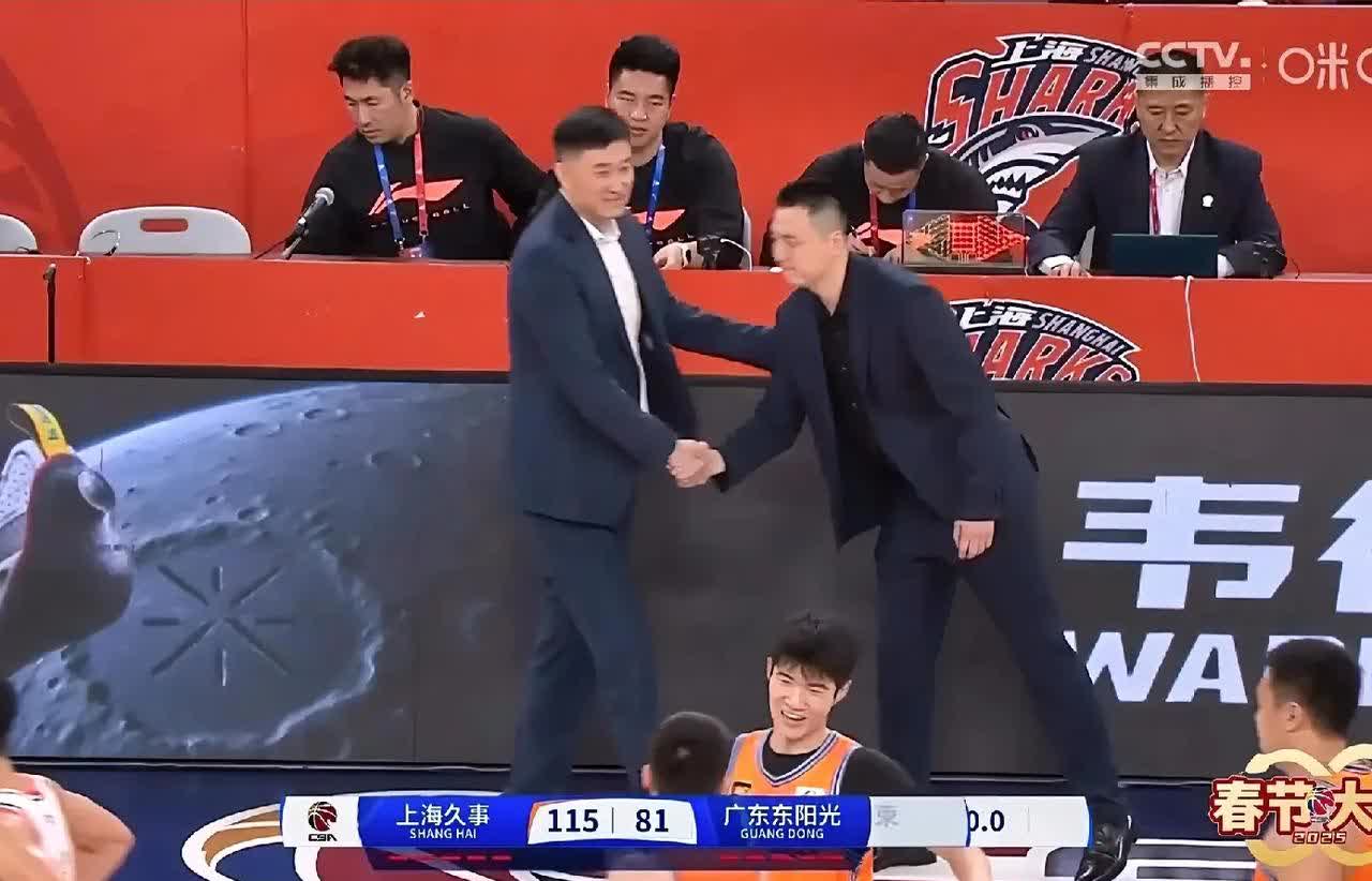 包含男子篮球比赛实时报道：上海队展现实力反击对手的词条