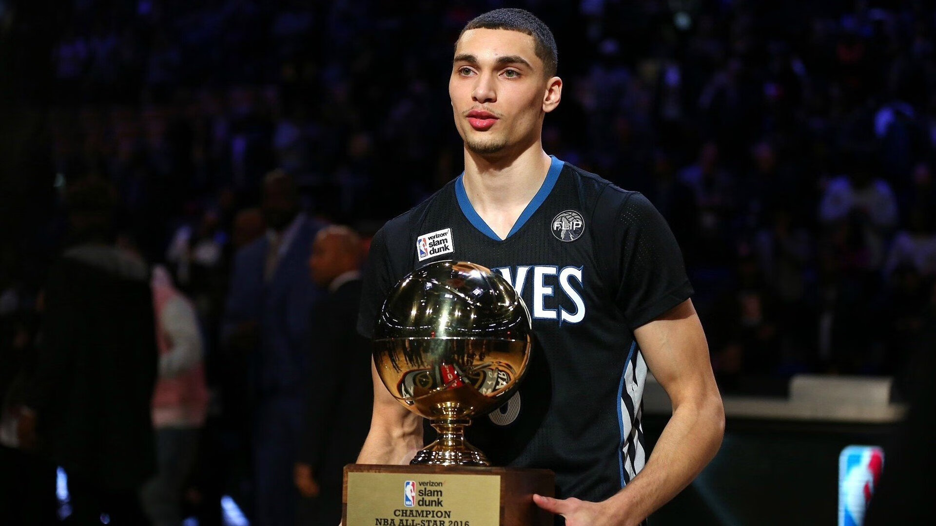 Karsa重返赛场,刷新纪录首场状态出色,湖人观众沸腾!比赛高潮迭起